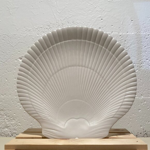 Wedgwood of Etruria & Barlaston Nautilus Shell Dinner Plate - Picture 2 of 6